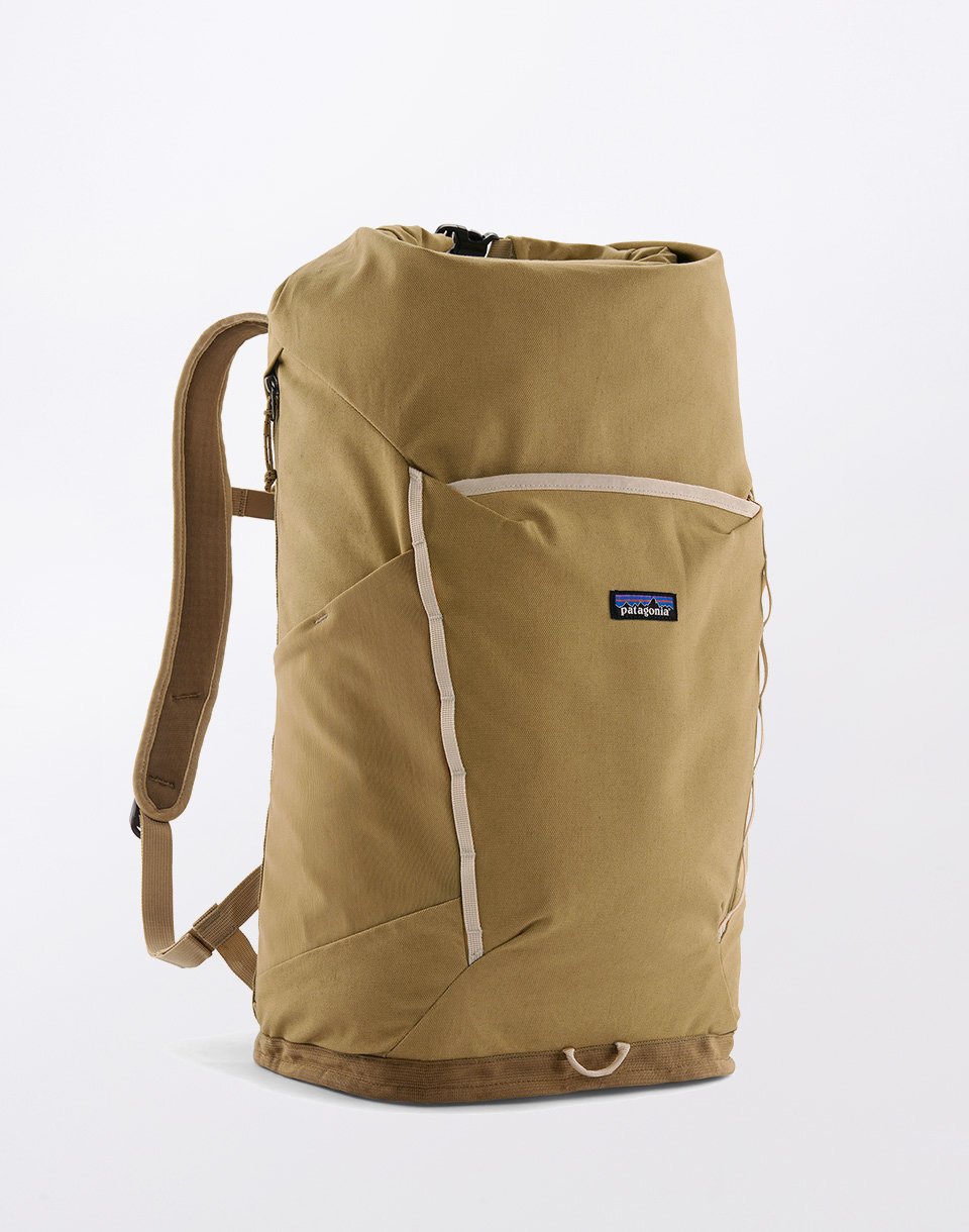 620172-wbs25-48543-cscpata-4 Patagonia Fieldsmith Roll Top Pack 32L Classic Tan